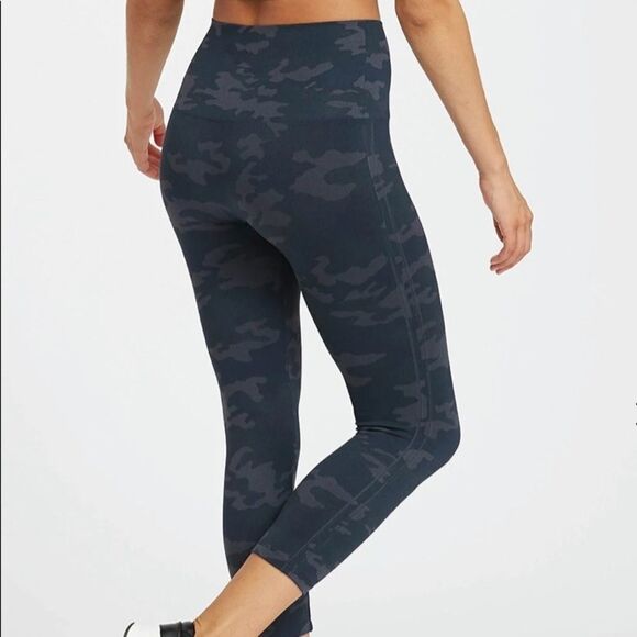 SPANX Look at Me Now Seamless Cropped Leggings Black/ Gray Medium - Picture 2 of 12